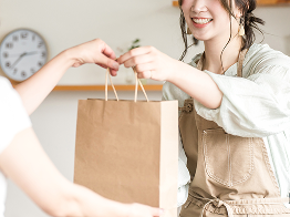 店員が商品を渡している写真